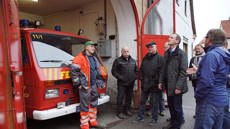 Der Feuerwehrkommandant Christian Schmitt präsentierte dem Eltmanner Bauausschuss das marode Tor am Limbacher Feuerwehrhaus.  Sabine Weinbeer