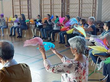 Bei den Tänzen mit bunten Tüchern ist auch Konzentration gefragt.    Foto: Richard Sänger