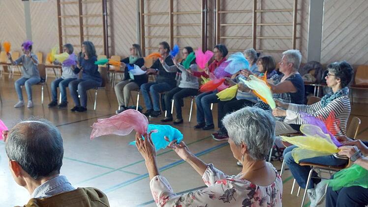 Bei den Tänzen mit bunten Tüchern ist auch Konzentration gefragt.    Foto: Richard Sänger