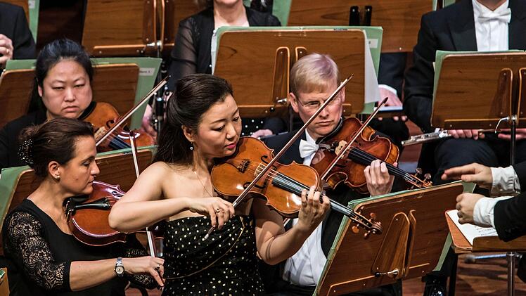 Enthusiastischen Beifall gab es für alle Mitwirkenden beim 33. Coburger Neujahrskonzert. Roland Kluttig dirigierte das Philharmonische Orchester, Solistinnen waren die Geigerin Megumi Ikeda und die Sängerinnen Kora Pavelic und Francesca Paratore. Die Moderation übernahm Intendant Bernhard F. Loges.Foto: Jochen Berger