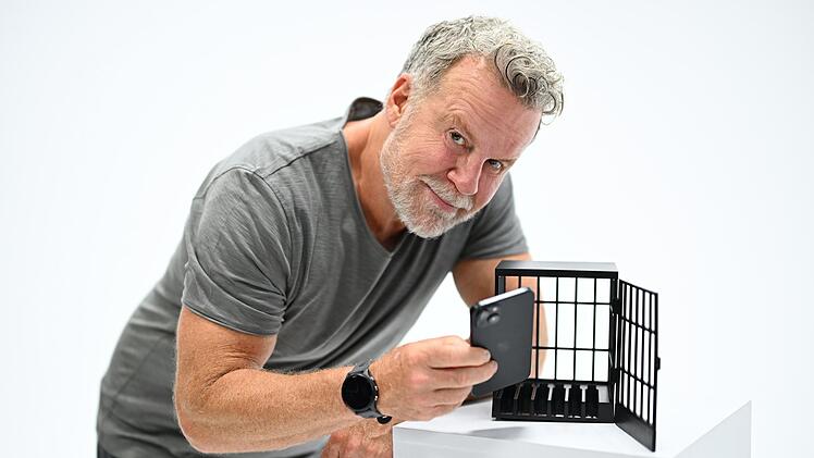 Zwei Wochen soll es aus seinem Leben verschwinden: das Smartphone. Jenke von Wilmsdorff sperrt es in einen Käfig weg.