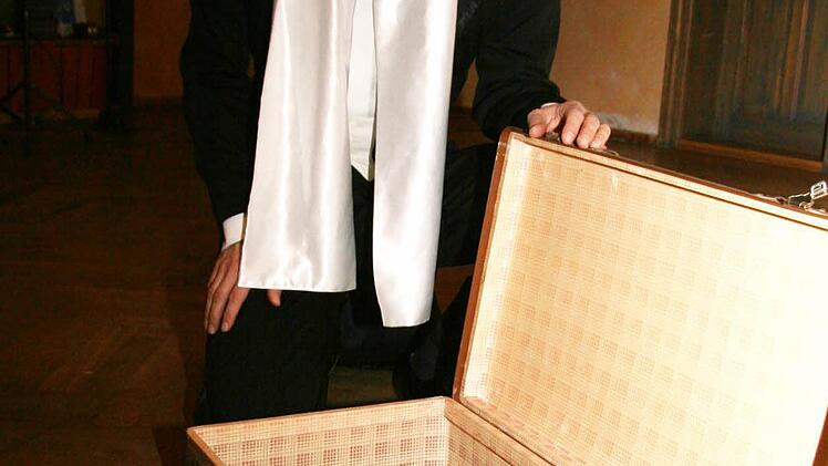 Der alte Koffer ist ein Erbstück, er dient als stilechte Ausstattung für die Auftritte. Vom Zylinder bis zum Matrosenhut und natürlich auch der elegante weiße Schal - alles passt hinein