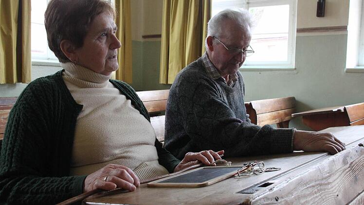 Vor 67 Jahren saßen Lisbeth und Karl als Schulkinder auf den Holzbänken vor dem Lehrerpult.