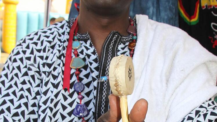 Tafsirou Thione trommelt mit den typisch afrikanischen Instrumenten