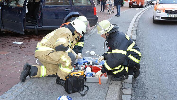 Rettungskräfte und Feuerwehr eilten zum Unfallort.