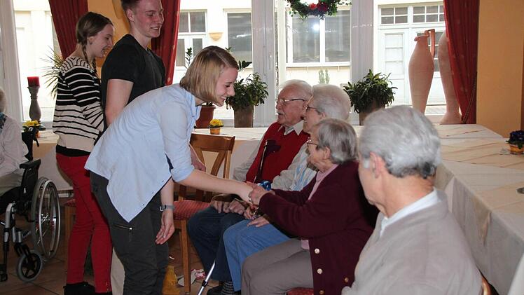Ein persönliches Begrüßungsritual war Teil der "Sitzung"poesievollen Nachmittags mit Münnerstädter Senioren. Foto: Heike Beudert