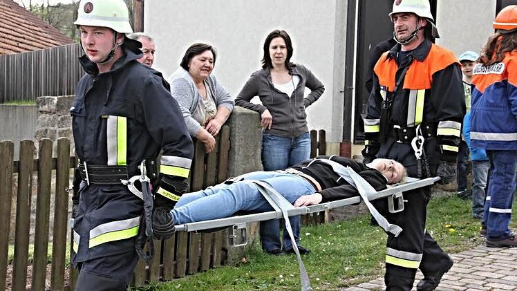 Abtransport eines Verletzten aus dem "Brandojekt."  Foto: Helmut Will