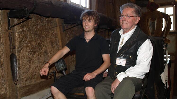 Bernhard Wahler und eine Besucherin auf der Kutsche.. Foto: Stefan Geiger/Archiv
