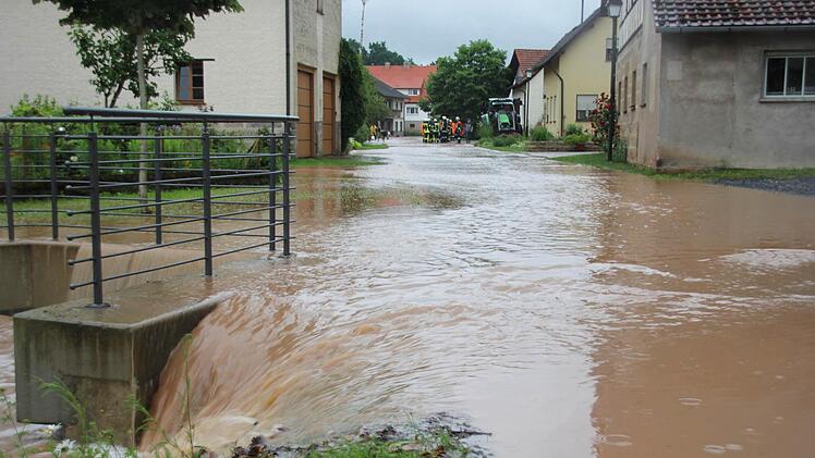 Die Planung bei der Dorferneuerung ging auf: die Hauptstraße dient als Ablaufkanal, um dann die Wassermassen wieder ins Bachbett zu leiten.Foto: Ralf Kestel