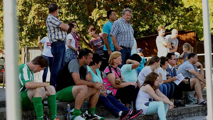 Die Zuschauer in Wonfurt waren nach dem Abpfiff nat&uuml;rlich entt&auml;uscht.