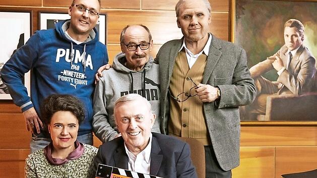 Treffen mit den Schauspielern in einem im Studio in Prag nachgestellten B&uuml;ro von Puma-Gr&uuml;nder Rudolf Dassler, der auf dem Foto an der Wand zu sehen ist (hinten von links): Puma-Pressesprecher Ulf Santjer, Helmut Fischer und Rudolf-Dassler-Darsteller Hanno Koffler mit Hannah Herzsprung und Horst Widmann (vorne).  Foto: Puma