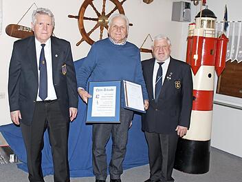 Dieter Przybilla (Mitte) gehört der Marinekameradschaft und dem Chor "Blaue Jungs" seit 50 Jahren an und wurde dafür geehrt. Foto: p