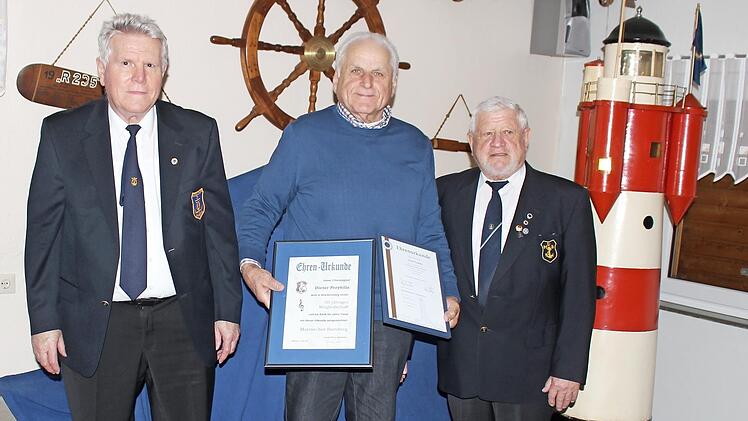 Dieter Przybilla (Mitte) gehört der Marinekameradschaft und dem Chor "Blaue Jungs" seit 50 Jahren an und wurde dafür geehrt. Foto: p