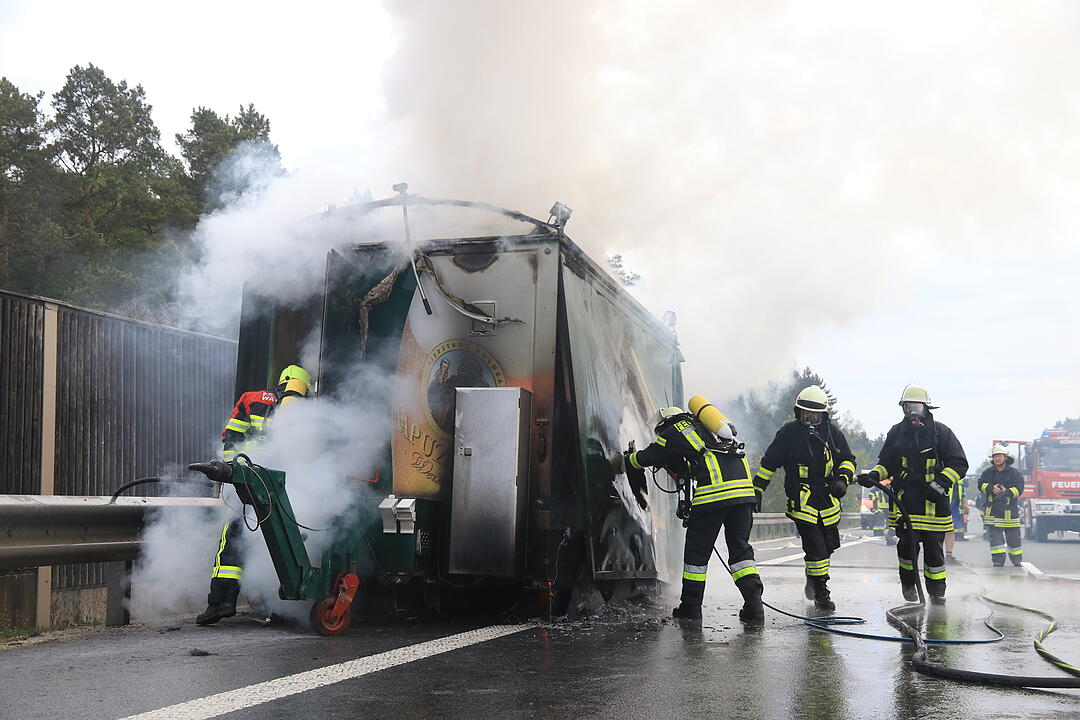 Bierausschank brennt auf A70 aus