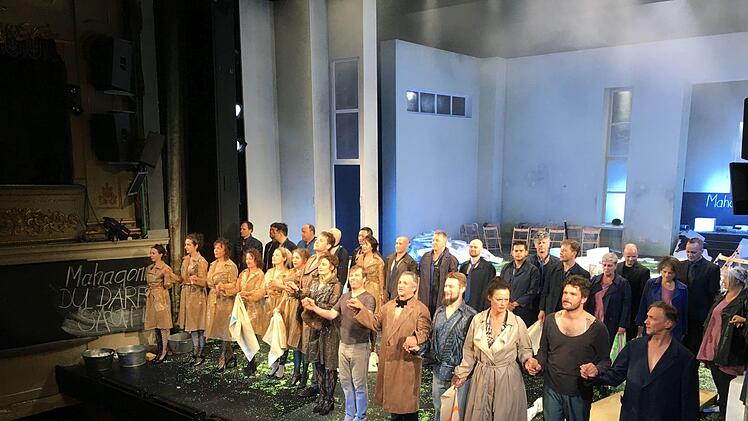 Mit ausdauerndem Applaus feierte das Publikum im Landestheater Coburg die Premiere der Oper "Aufstieg und Fall der Stadt Mahagonny". Foto: Jochen Berger