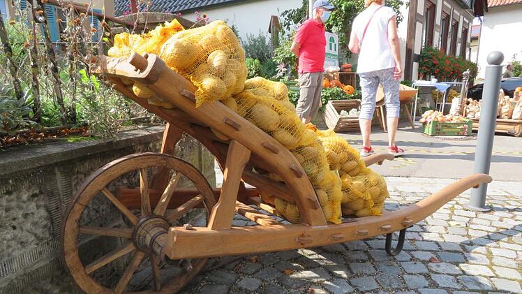 Vorteil der offenen Höfe: Die Schlepperei entfällt. Aussteller und auch Kunden müssen gewichtige Produkte nicht mehr in den Kurpark hinein- und dann wieder heraustragen.