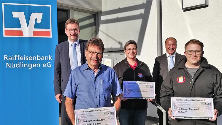 Arnulf Hausdörfer (vorn von links; 2. Vorsitzender des Obst- und Gartenbauvereins), Anke Stollberger (Vorsitzende der Nüdlinger Musikanten) und Ingo Kneup (Präsident des Nüdlinger Carneval Clubs) erhielten von Vorstandsmitglied Jürgen Wagenpfahl (hinten links) und Mitarbeiter Ludwig Brumm die Spendenschecks der Raiffeisenbank Nüdlingen. Foto: Sigismund von Dobschütz