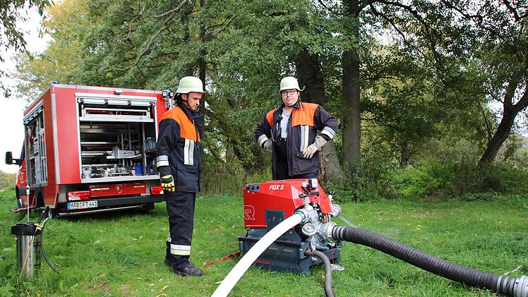 Die Feuerthaler Wehr sorgte an der Saale mit ihrer mobilen Pumpe für Nachschub beim Löschwasser. Foto: Ralf Ruppert