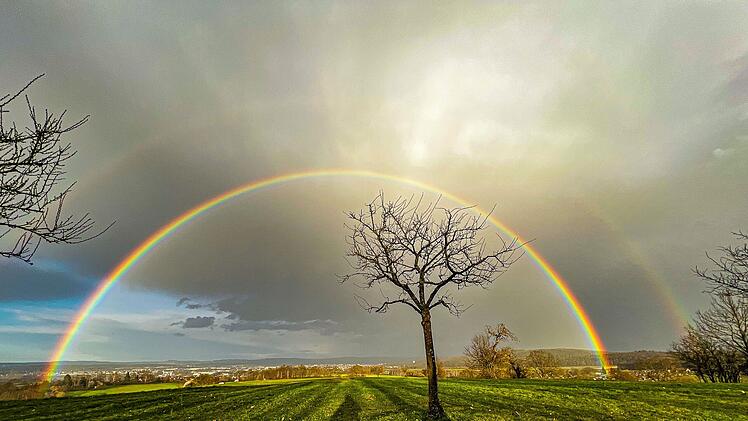 Bamberg: Regen, Sonne und spektakuläre Regenbögen - Video und Bilderstrecke zeigen Wetterphänomen