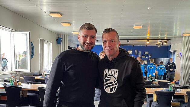 Herzogenaurach: "Sehr besonderer Gast" - Fu&szlig;balllegende besucht griechische Gastst&auml;tte in Franken