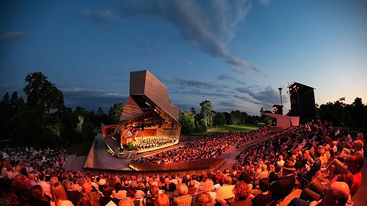 3sat &uuml;bertr&auml;gt die Sommernachtsgala in Grafenegg: Zum Auftakt in die Saison pr&auml;sentiert das Tonk&uuml;nstler-Orchester Nieder&ouml;sterreich unter der Leitung von Chefdirigent Fabien Gabel ein abwechslungsreiches Programm.
