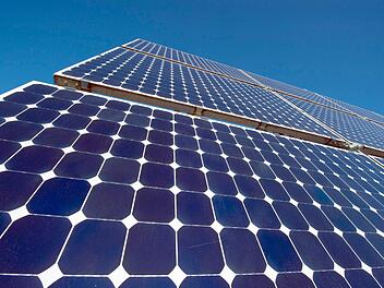 Wer Strom aus der Solarenergie einspeist, erhält dafür eine Vergütung. Symbolfoto: Foto: Soeren Stache/dpa