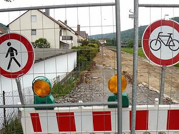 Kein Weiterkommen gibt es für Radfahrer an der Flutmulden-Baustelle. Infranken-Leser Rüdiger Baumann aus Kulmbach moniert, dass keinerlei Umleitung ausgeschildert sei. Foto: Rüdiger Baumann