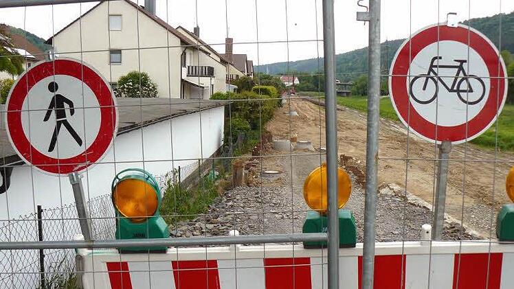 Kein Weiterkommen gibt es für Radfahrer an der Flutmulden-Baustelle. Infranken-Leser Rüdiger Baumann aus Kulmbach moniert, dass keinerlei Umleitung ausgeschildert sei. Foto: Rüdiger Baumann