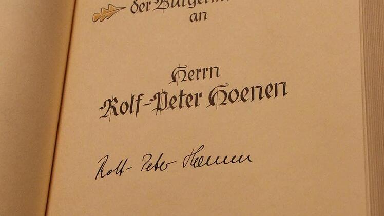 Der Eintrag ins Goldene Buch.