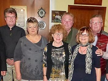 Die Ortsgruppe Marktleugast dankte beim Jahrestreffen Heimat- und Wanderfreunden für 25-jährige Treue (v. l.):. Obmann Reiner Meisel, Günther und Elisabeth Hain, Elisabeth Käppel, Karlheinz Klier, Presse- und Werbewartin Brigitte Schramm, Wanderwart Horst Zapf sowie Zweiter Obmann Mathias Brendel. Foto: K.-P. Wulf