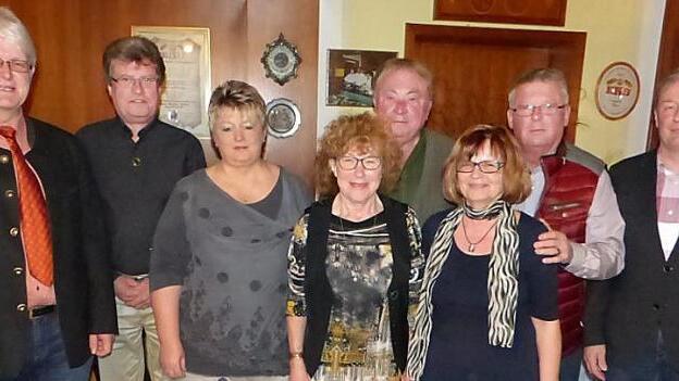 Die Ortsgruppe Marktleugast dankte beim Jahrestreffen Heimat- und Wanderfreunden für 25-jährige Treue (v. l.):. Obmann Reiner Meisel, Günther und Elisabeth Hain, Elisabeth Käppel, Karlheinz Klier, Presse- und Werbewartin Brigitte Schramm, Wanderwart Horst Zapf sowie Zweiter Obmann Mathias Brendel. Foto: K.-P. Wulf