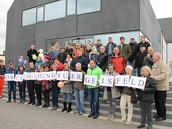 or dem Strullendorfer Rathaus formierten sich die Geisfelder  Demonstranten zur Forderung: "Ortsgumgehung für Geisfeld". Foto: privat
