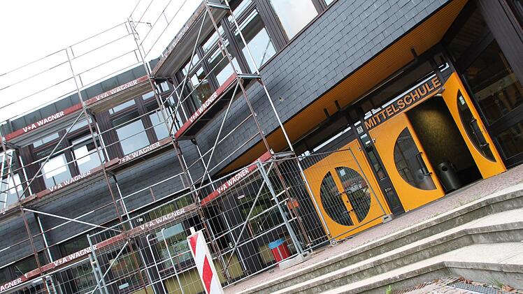Ein Teil der Mittelschule ist Baustelle. Im anderen Teil des Gebäude geht der Schulbetrieb normal weiter. Foto: Ulrike Müller