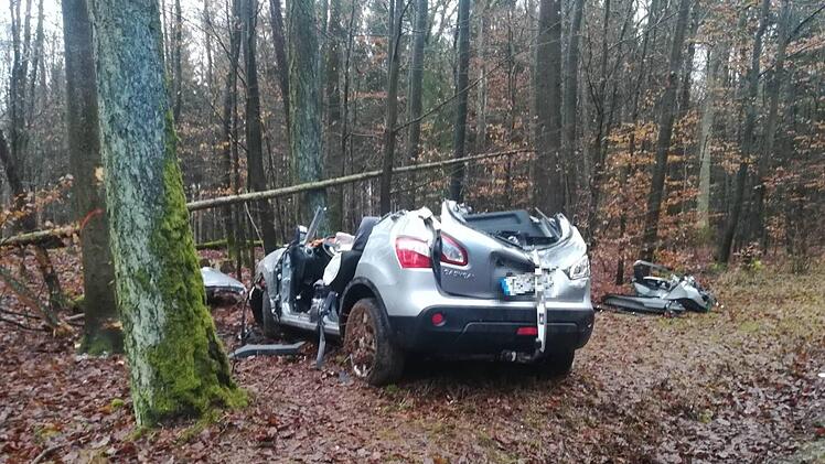 Zwischen dem Forsthaus Klaushof und Poppenroth im Landkreis Bad Kissingen hat es am Freitagmorgen einen Verkehrsunfall gegeben. Dabei wurde die Fahrerin so schwer verletzt, dass sie mit dem Rettungshubschrauber ins Klinikum geflogen werden musste. Johannes Schlereth