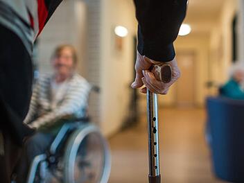 Lässt sich die Alzheimer-Erkrankung künftig besser therapieren? Eine vielversprechende Studie zur Wirkungsweise von Alzheimer zeigt erste Ergebnisse. Symbolfoto: Jens Büttner/dpa