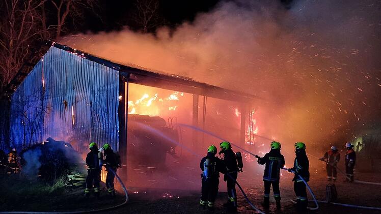 Emskirchen: 110 Feuerwehrleute kämpfen gegen Scheunenbrand - ein Verletzter