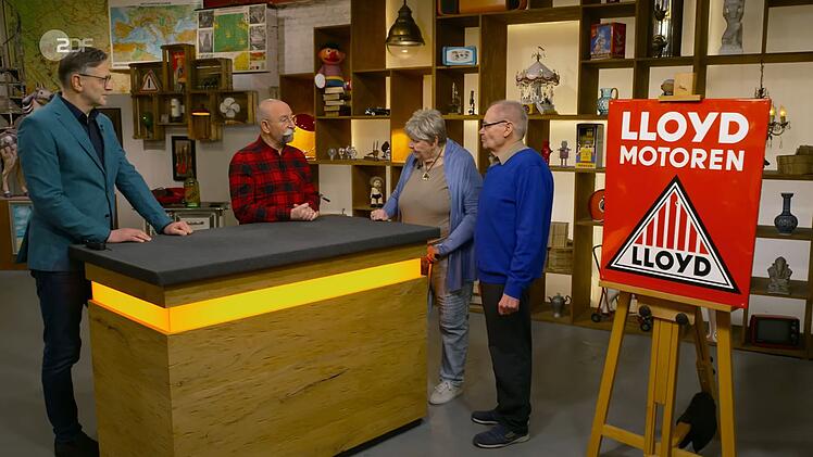 Die Expertise endet mit einer kleinen Enttäuschung: Das Emaille-Schild von Lloyd Motoren ist weniger wert als Horst und Roswitha aus Altena sich erhofft haben.