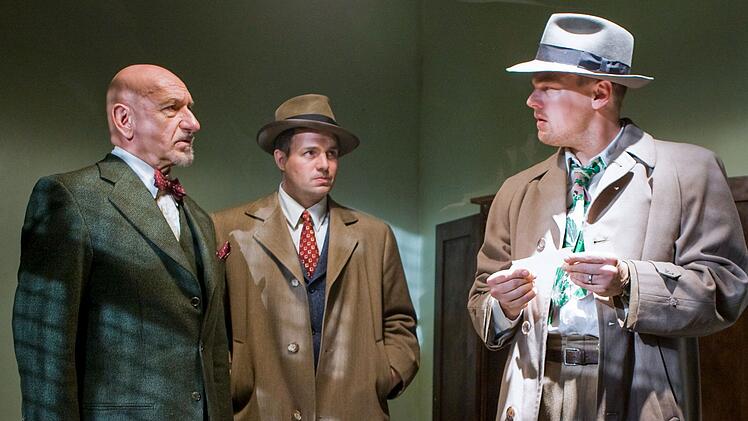 Der zwielichtige Anstaltsleiter Dr. Cawley (Ben Kingsley, links) ist Teddy Daniels (Leonardo DiCaprio, rechts) und seinem Partner Chuck Aule (Mark Ruffalo) bei den Ermittlungen nicht gerade behilflich.