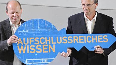 Professor Joachim Driller, Dekan der Fakultät Design, und Hochschulpräsident Professor Michael Pötzl mit dem symbolischen Schlüssel für das neue Haus. Fotos: Ronald Rinklef