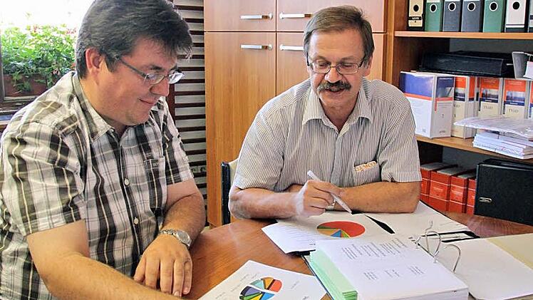 Bürgermeister Udo Dauer (links) und Geschäftsleiter Dietmar Zwillich machen sich Gedanken, wie sie die Stadt Weismain aus der misslichen finanziellen Lage manövrieren können. Foto: Bastian Girg