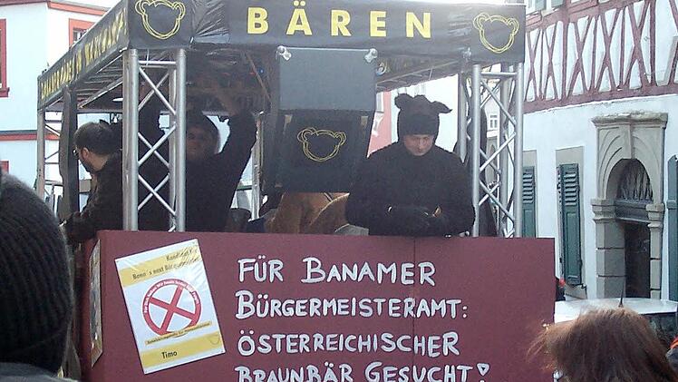Die Banamer Bären verteilten Stimmzettel für eine fiktive Bürgermeisterwahl.Foto: Marina Zimmermann
