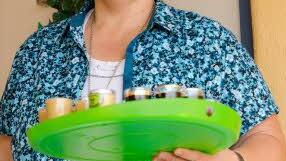 Christiane Heil, die Frau des zweiten Bürgermeisters Norbert Heil hieß die Kirmesgesellschaft zum Kuchenholen daheim willkommen. Foto: Jürgen Hüfner