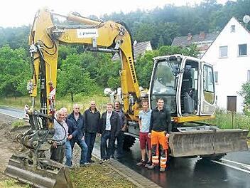Offizieller Spatenstich (von links): Baggerfahrer Alfred Günzel, Wolfgang Beil (Schneider & Partner), Winfried Lamberty (Bauoberleitung), Bauoberrat Matthias Wacker (Straßenbauamt), Maßbachs Bürgermeister Matthias Klement, Reinhold Kiesel (Schneider & Partner) und zwei Mitarbeiter der bauausführenden Firma Stratebau. Foto: Daniel Wiener