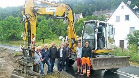 Offizieller Spatenstich (von links): Baggerfahrer Alfred Günzel, Wolfgang Beil (Schneider & Partner), Winfried Lamberty (Bauoberleitung), Bauoberrat Matthias Wacker (Straßenbauamt), Maßbachs Bürgermeister Matthias Klement, Reinhold Kiesel (Schneider & Partner) und zwei Mitarbeiter der bauausführenden Firma Stratebau. Foto: Daniel Wiener