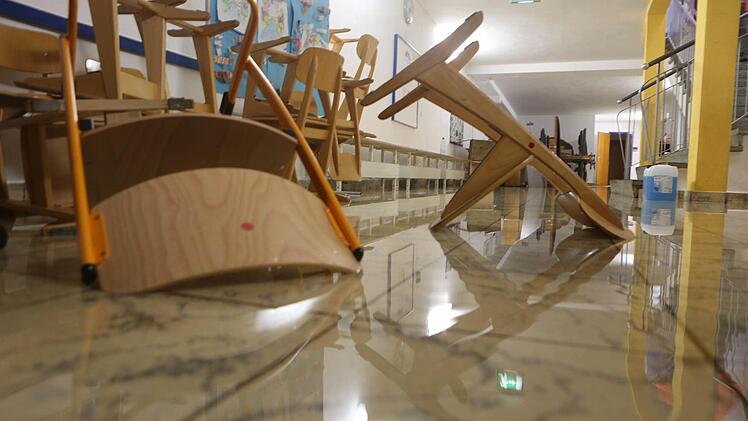 Die Grundschule in Neunkirchen am Brand stand zentimetertief unter Wasser. Foto: News5/Herse