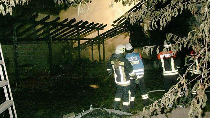 Die Einsatzkräfte hatten während der Nacht alle Hände voll zu tun, um das Feuer im Blumenweg unter Kontrolle zu bekommen. Foto: Michael Stelzner
