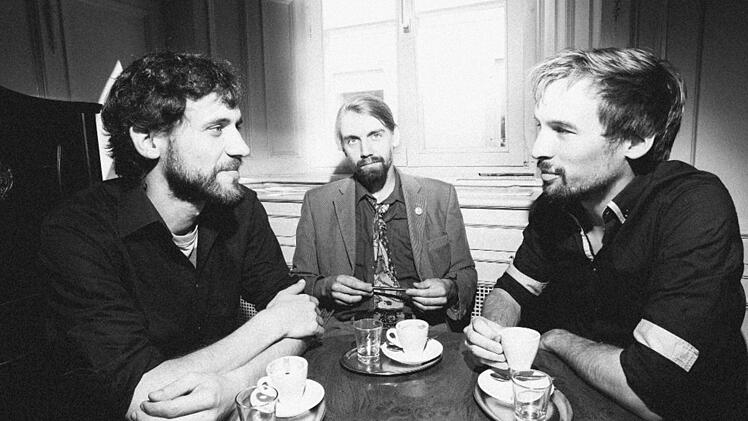 "Brotmüller" beim Plausch: Schlagzeuger Johannes Klütsch, Sänger und Gitarrist Jakob Fischer, Bassist Nikolaus Durst (v. links)  Foto: Marian Lenhard