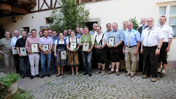 Die neuen Jungjäger mit ihren Jägerbriefen zusammen mit Gerhard Ehrlich, Kreisobmann des Bayerischen Bauernverbandes des Kreisverbandes Coburg (4. von rechts) und (rechts daneben) Ausbildungsleiter Joachim Beyer, Paul Schefczik, Vorsitzender des Landesjagdverbandes Bayern, Kreisgruppe Coburg und dem 3. Bürgermeister von Königsberg, Alexander Faust.
