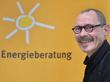 Energieberater Michael Merz von der Verbraucherzentrale in seinem Bamberger Büro Foto: Ronald Rinklef