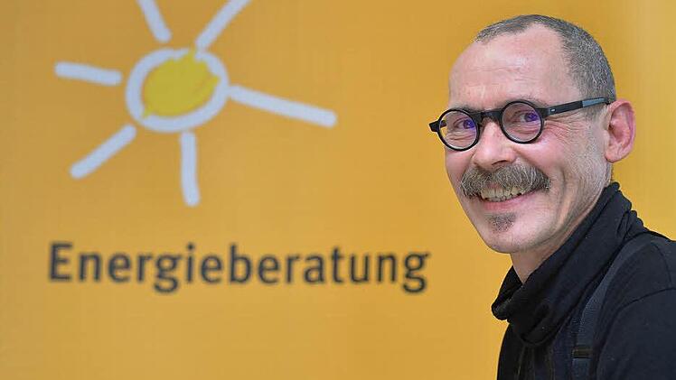 Energieberater Michael Merz von der Verbraucherzentrale in seinem Bamberger Büro Foto: Ronald Rinklef